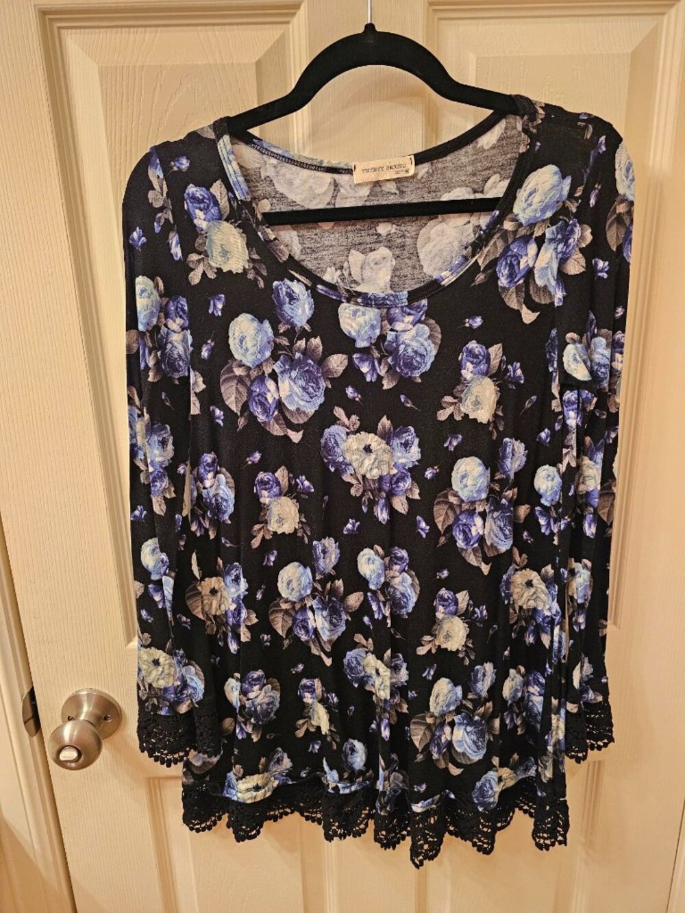 NWOT Twenty Second Medium Black Floral Blouse w / Lace Trim
